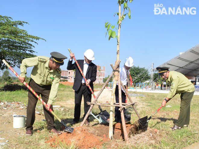 Lãnh đạo Sở Nông nghiệp và Phát triển nông thôn cùng lãnh đạo ngành lâm nghiệp trồng cây nhân kỷ niệm 60 năm ngày truyền thống ngành lâm nghiệp Việt Nam.