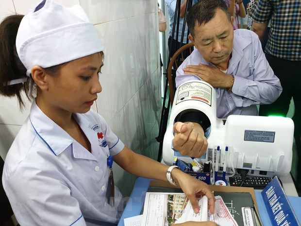 Khám bệnh cho người dân tại Trung tâm y tế huyện Vân Đồn, tỉnh Quảng Ninh. (Ảnh: T.G/Vietnam+)