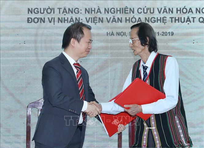 PGS.TS Bùi Hoài Sơn, Viện trưởng Viện văn hoá nghệ thuật quốc gia Việt Nam và Nhà nghiên cứu văn hoá Nguyễn Hải Liên trao biên bản bàn giao tư liệu văn hoá dân gian Chăm, Raglai. 