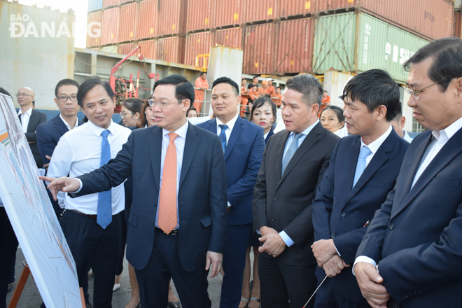 Deputy Prime Minister Vuong Dinh Hue and municipal People's Committee Chairman Huynh Duc Tho (1st from right) visiting the Da Nang Port