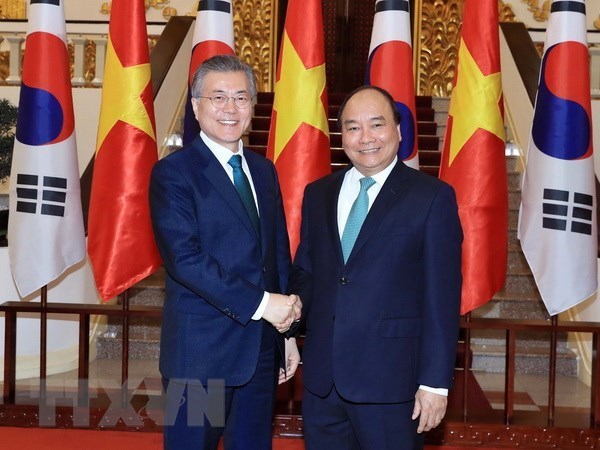 PM Nguyen Xuan Phuc (right) and Korean President Moon Jae-in (Photo: VNA)