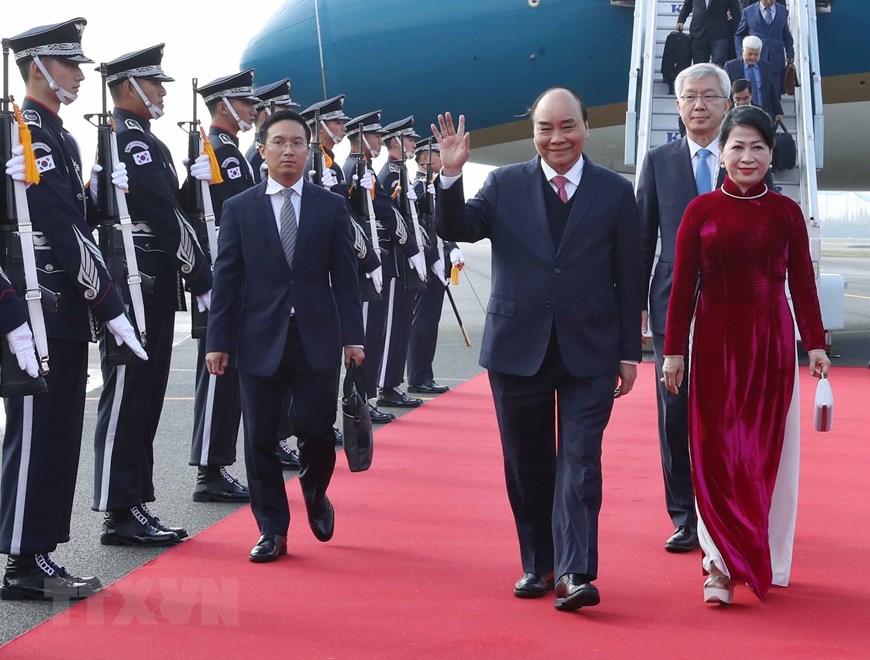 Lễ đón Thủ tướng Chính phủ Nguyễn Xuân Phúc và Phu nhân tại sân bay quân sự Gimhae, Busan. (Ảnh: Thống Nhất/TTXVN)