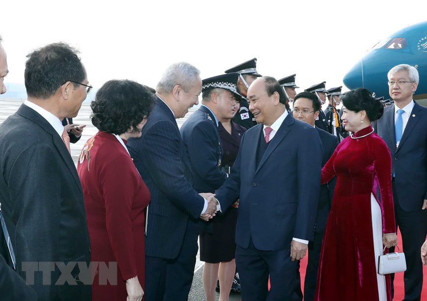 Lễ đón Thủ tướng Chính phủ Nguyễn Xuân Phúc và Phu nhân tại sân bay quân sự Gimhae, Busan. (Ảnh: Thống Nhất/TTXVN)