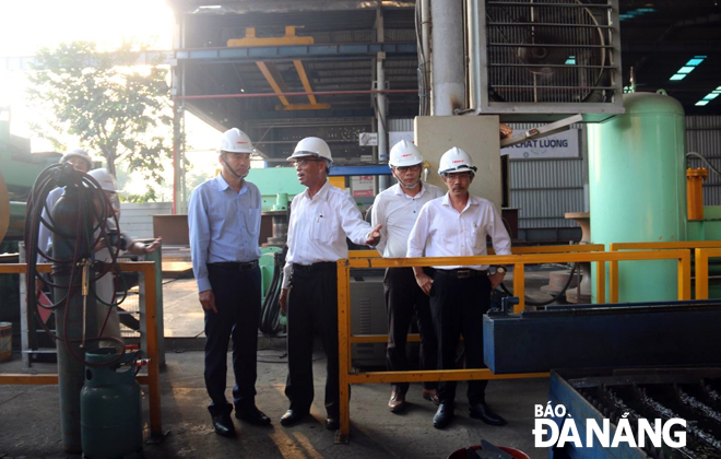 Phó Chủ tịch UBND thành phố Lê Trung Chinh (bên trái) tại buổi thăm và trao giấy chứng nhận doanh nghiệp khoa học và công nghệ cho Công ty CP Cơ khí Hà Giang Phước Tường.