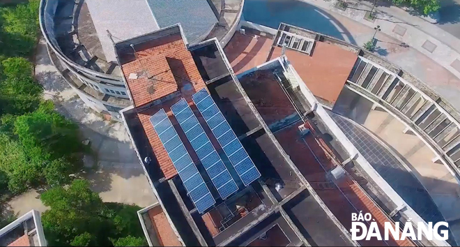 Hệ thống pin năng lượng mặt trời được lắp đặt trên mái Bệnh viện Ung bướu (phường Hòa Minh, quận Liên Chiểu). 