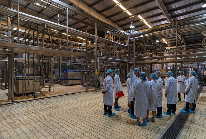 Đoàn công tác gồm Sở Y tế, Sở Tư pháp và Ban An toàn Vệ sinh Thực phẩm TP.Hồ Chí Minh  đã có buổi kiểm tra quy trình sản xuất sữa học đường cung cấp cho các trường học trên địa bàn thành phố tại Nhà máy sữa Việt Nam (Vinamilk).