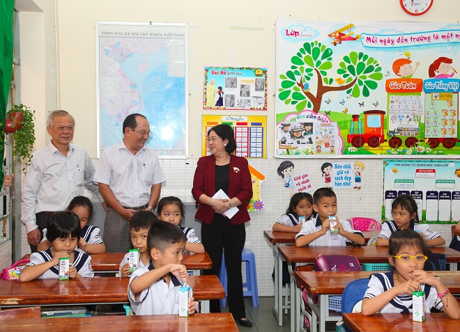 Bà Bùi Thị Diễm Thu, Phó Giám đốc Sở GD&ĐT TP. Hồ Chí Minh cùng đoàn công tác khảo sát việc triển khai chương trình tại các điểm trường.