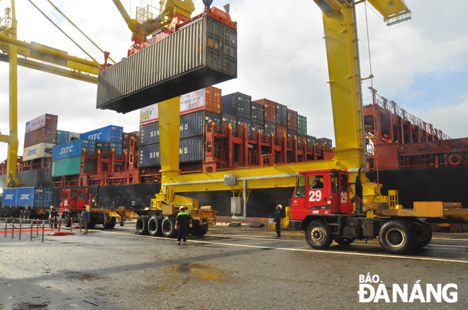 Loading cargo at the Tien Sa Port