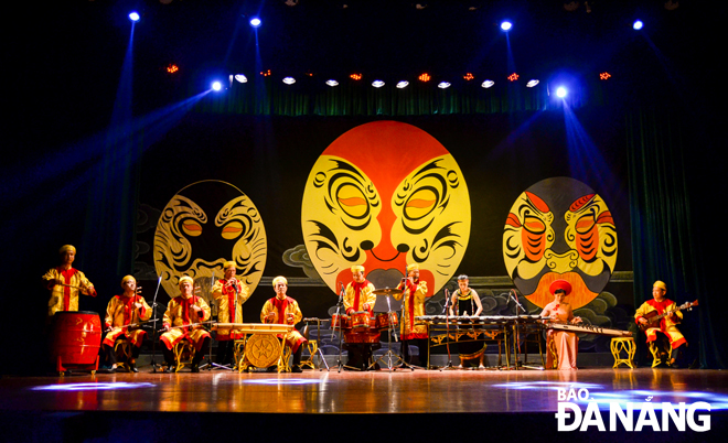 ‘The Soul of Viet Nam’ show opens with a performance called ‘ Origin’ featuring the melodies of traditional Vietnamese musical instruments, especially ‘dan da’ (lithophone) consisting of pieces of rock which are struck to produce musical notes.