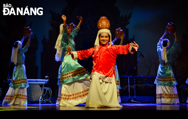  Dancers are pictured showing their flexible skills in a Cham dance.