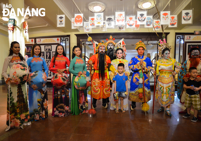 Artistes are posing with the audience for a souvenir photo after the show.