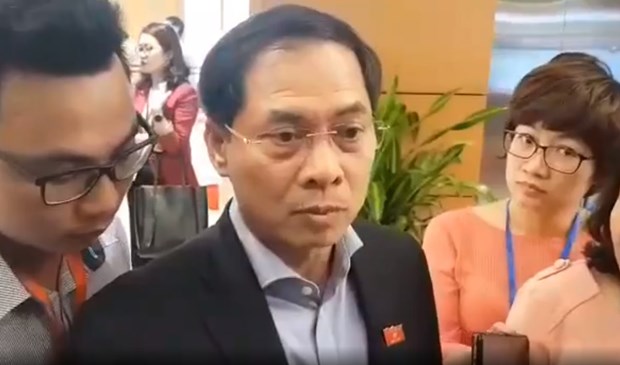 Thứ trưởng Bộ Ngoại giao Bùi Thanh Sơn chia sẻ với báo chí bên hành lang Quốc hội. (Ảnh: PV/Vietnam+)