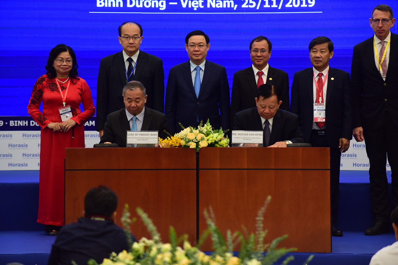 Phó Thủ tướng Vương Đình Huệ cùng lãnh đạo tỉnh Bình Dương chứng kiến lễ ký kết hợp tác giữa Công ty Becamex và Đại học Quốc gia Singapore về đổi mới sáng tạo - Ảnh: VGP