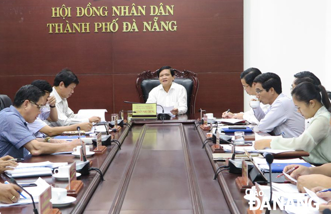 Chủ tịch HĐND thành phố Nguyễn Nho Trung chủ trì cuộc họp với các Tổ đại biểu HĐND thành phố và Thường trực HĐND các quận, huyện. Ảnh: S.TRUNG