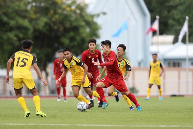 The Vietnamese men's football team (in red) play Brunei, the first match at the 30th SEA Games, at Binan stadium in the Philippines on November 25 (Photo: VNA)