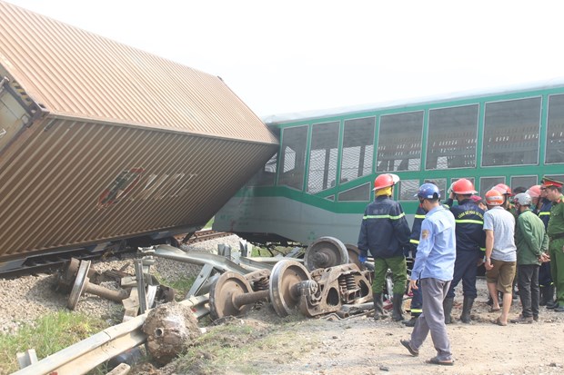 The scene of a crash between a train and a truck in Dien Truong commune of Dien Chau district, Nghe An province, on September 25 (Photo: VNA)