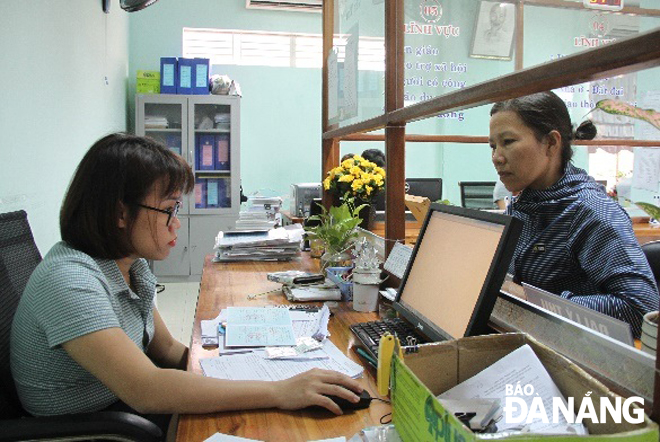 Công dân đang làm thủ tục tại bộ phận “Một cửa” phường Thuận Phước.