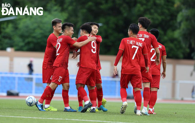 Niềm vui của các tuyển thủ U22 Việt Nam sau trận thắng đậm 6-0 trước U22 Brunei trong trận mở màn của bảng B (môn bóng đá nam) tại SEA Games 30.Ảnh: ĐỨC CƯỜNG