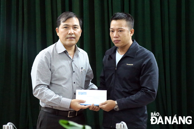 Nhà báo Nguyễn Đức Nam, Phó Tổng Biên tập phụ trách Báo Đà Nẵng, trao số tiền bạn đọc hỗ trợ gia đình chị Nguyễn Thị Thuận. 