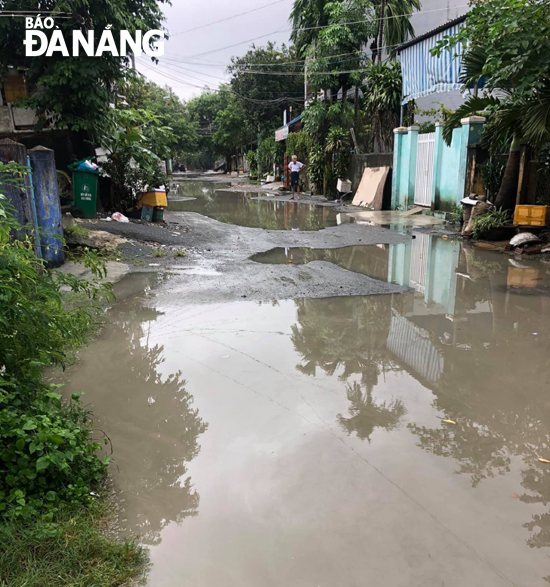 Đường Tô Hiệu (nhánh 2) thường xuyên bị ngập nước mỗi khi trời mưa, gây khó khăn cho việc đi lại của người dân.