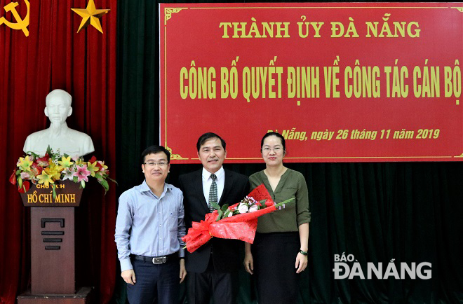 Ban biên tập Báo Đà Nẵng tặng hoa chúc mừng.