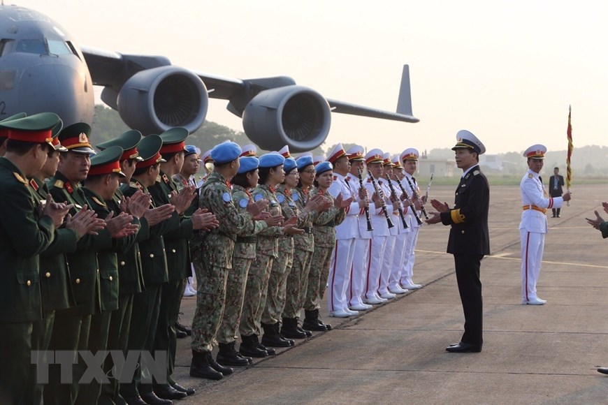  Chuẩn Đô đốc Nguyễn Trọng Bình, Phó Tổng Tham mưu trưởng Quân đội nhân dân Việt Nam động viên cán bộ, chiến sỹ Bệnh viện dã chiến cấp 2 số 2 trước khi sang Phái bộ Nam Sudan thực hiện nhiệm vụ. (Ảnh: Dương Giang/TTXVN)