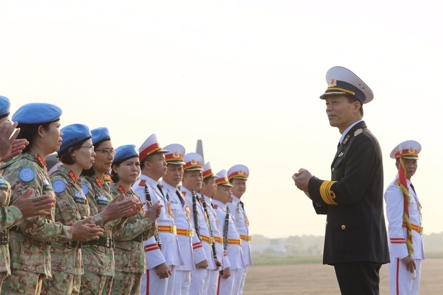  Chuẩn Đô đốc Nguyễn Trọng Bình, Phó Tổng Tham mưu trưởng Quân đội nhân dân Việt Nam động viên cán bộ, chiến sỹ Bệnh viện dã chiến cấp 2 số 2 trước khi sang Phái bộ Nam Sudan thực hiện nhiệm vụ. (Ảnh: Dương Giang/TTXVN)