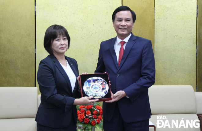 Kisarazu City Deputy Mayoress Sachiko Tanaka (left) being warmly received by Da Nang People's Committee Vice Chairman Tran Van Mien 