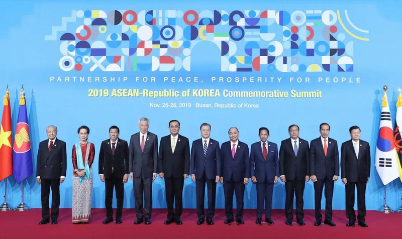 Thủ tướng Nguyễn Xuân Phúc cùng các Nhà Lãnh đạo ASEAN và Tổng thống Hàn Quốc tại Hội nghị.