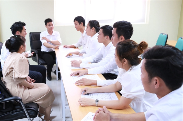 Representatives of Japan Airlines  meet students from Da Nang's Dong A College in a working session in Da Nang. The airline will co-operate with Dong A College in human resources training for its airline and ground services in Japan from 2020. VNS Photo Phương Chi