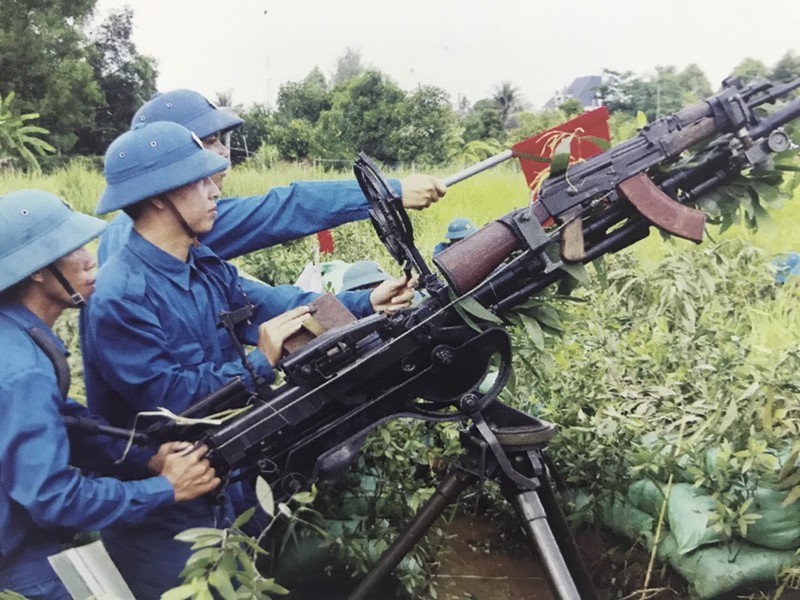 Trung đội súng máy 12,7mm huyện Thủ Thừa, tỉnh Long An tham gia diễn tập khu vực phòng thủ năm 2017.