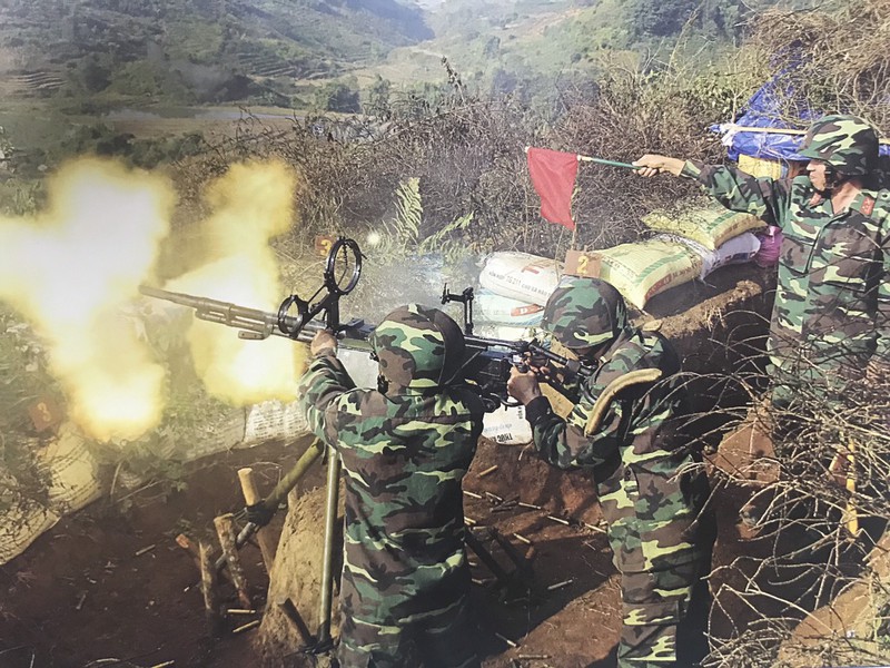 Cán bộ, chiến sĩ lực lượng Dự bị động viên Trung đoàn 880, Bộ Chỉ huy Quân sự tỉnh Lai Châu thực hành bắn đạn thật trong diễn tập thực binh năm 2017.