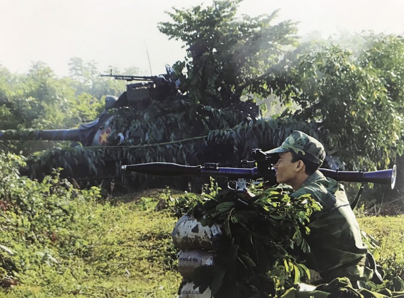 Bộ binh, xe tăng hiệp đồng tiến công địch trong thực hành diễn tập của Sư đoàn Bộ binh 2, Quân khu 5, năm 2017.