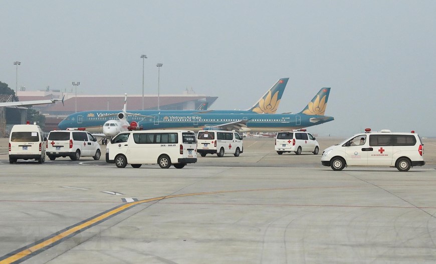 Đoàn xe đưa các thi thể nạn nhân thiệt mạng tại Anh rời sân bay quốc tế Nội Bài trở về quê nhà. (Ảnh: Lâm Khánh/TTXVN)