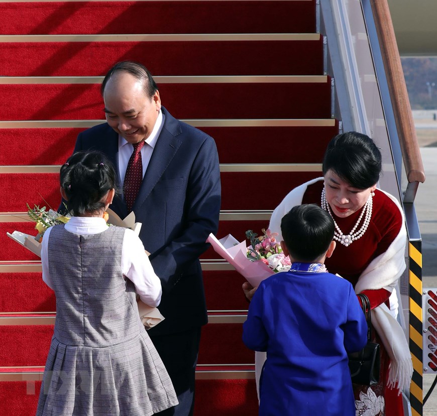 Thiếu nhi Hàn Quốc tặng hoa, chào mừng Thủ tướng Nguyễn Xuân Phúc và Phu nhân tại sân bay quân sự Seoul. (Ảnh: Thống Nhất/TTXVN)