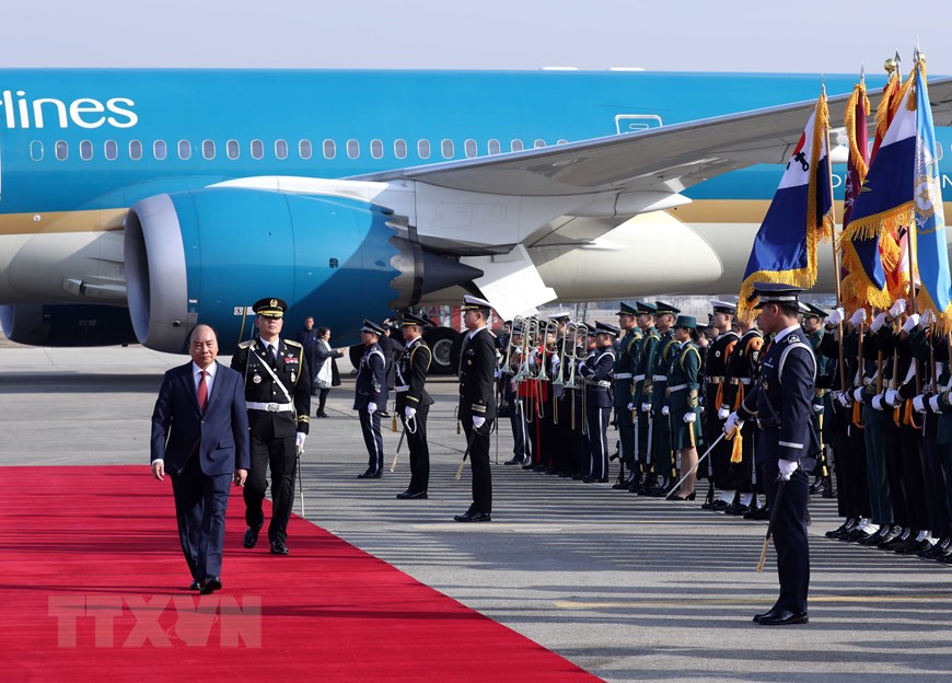 Lễ đón Thủ tướng Chính phủ Nguyễn Xuân Phúc và Phu nhân tại sân bay quân sự Seoul. (Ảnh: Thống Nhất/TTXVN)
