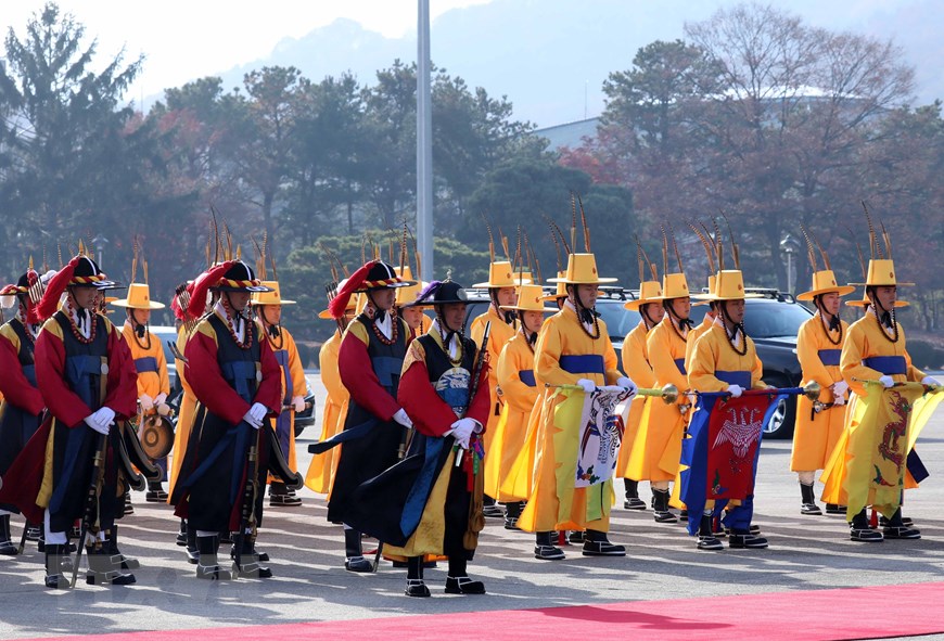 Nghi lễ đón Thủ tướng Chính phủ Nguyễn Xuân Phúc và Phu nhân tại sân bay quân sự Seoul. (Ảnh: Thống Nhất/TTXVN)