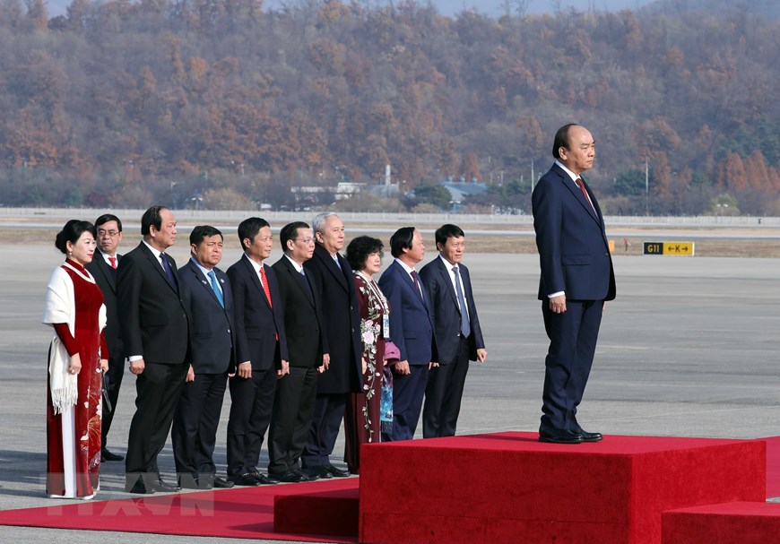 Lễ đón Thủ tướng Nguyễn Xuân Phúc và Phu nhân cùng đoàn đại biểu cấp cao Việt Nam tại sân bay quân sự Seoul. (Ảnh: Thống Nhất/TTXVN)