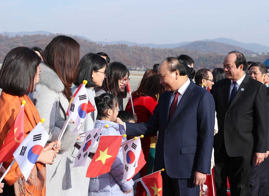 Đại biểu hai nước đón Thủ tướng Chính phủ Nguyễn Xuân Phúc và Phu nhân tại sân bay quân sự Seoul. (Ảnh: Thống Nhất/TTXVN)