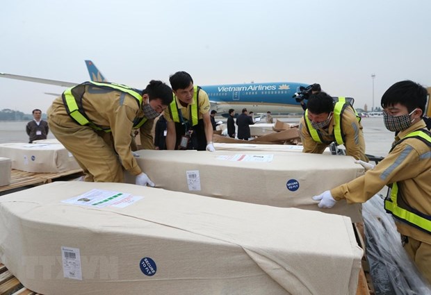 The bodies of 16 out of the 39 victims have arrived at Noi Bai international airport, Hanoi, on November 27 morning (Photo: VNA)