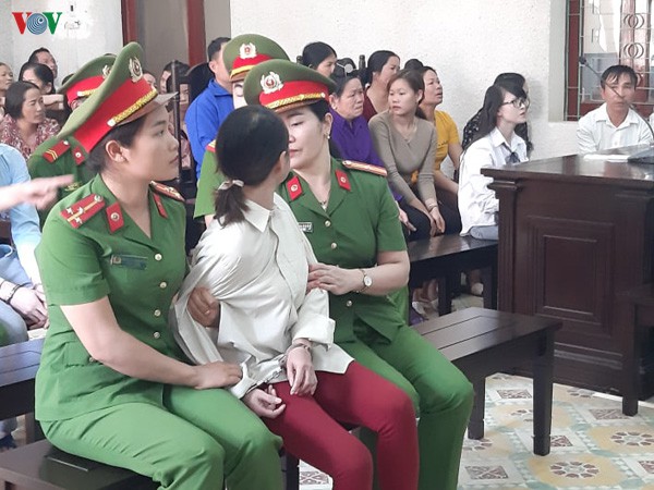 Bị cáo Trần Thị Hiền liên tục quay xuống dặn dò chồng con giữ sức khỏe, chăm sóc lẫn nhau