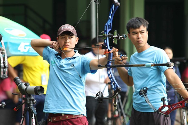 Vietnamese archer Nguyen Van Day (L) (Photo: vtv.vn)