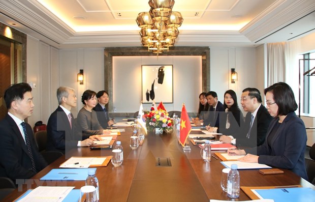 Vietnamese Minister of Science and Technology Chu Ngoc Anh meets with Minister of Science and ICT of the Republic of Korea (RoK) Choi Kiyoung in Seoul on November 27. (Photo: VNA)