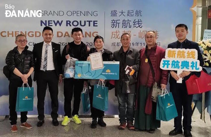 First air passengers off the Da Nang - Chengdu flight