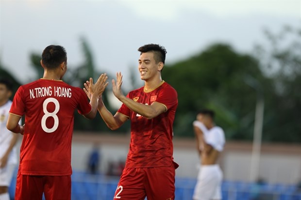 Striker Nguyen Tien Linh (right) celebrates his goal with Nguyen Trong Hoang in the match between Vietnam and Laos in their second football match of Group B of the 30th SEA Games on November 28 (Photo: VNA)