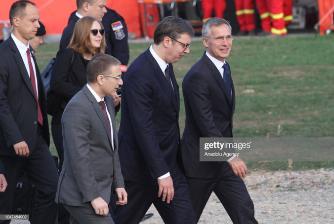 Tổng thống Serbia Aleksandar Vucic (giữa, hàng trước) trong một lần gặp gỡ Tổng Thư ký NATO Jens Stoltenberg (bìa phải) tại Mladenovac, Serbia.                                                Ảnh: Getty Images