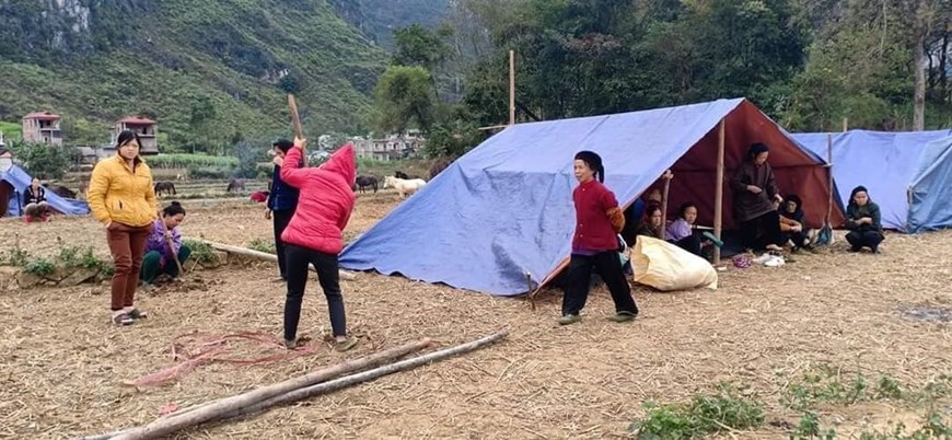 Nhân dân xã Đàm Thủy dựng lều lán ngủ tạm ngoài đồng. (Ảnh: TTXVN phát)