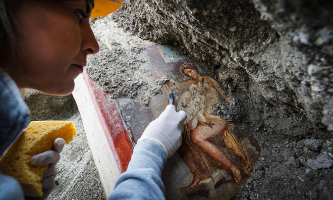 Một nhà khảo cổ học làm việc với bức bích họa Leda và thiên nga ở Pompeii.