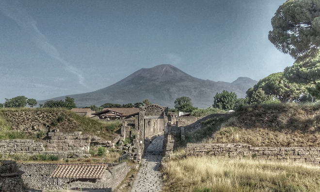 Pompeii với núi lửa Vesuvius ở phía sau.