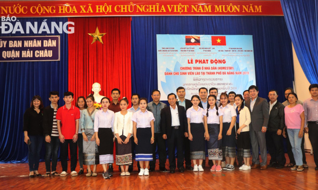Đại diện các gia đình quận Sơn Trà nhận bàn giao các sinh viên Lào từ các đơn vị liên quan.